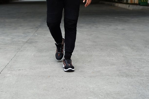 一个男人穿着运动鞋走路的照片图片下载