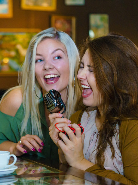 拿着麦克风唱歌的女人图片下载