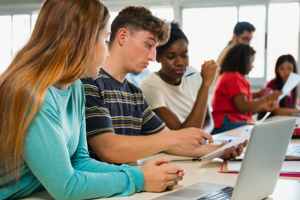 十几岁的学生一起在高中教室学习，做运动图片下载