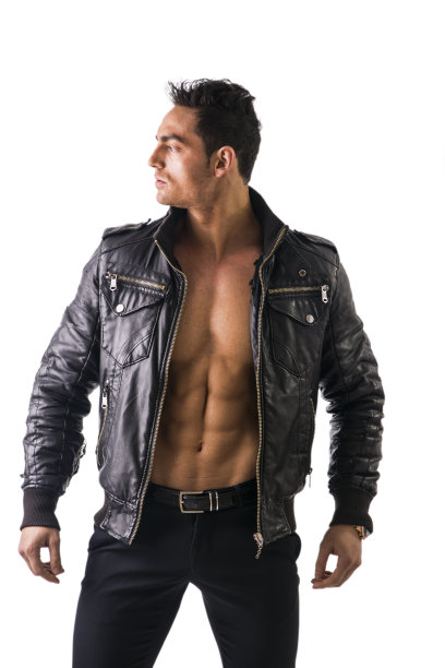 英俊的年轻人赤裸上身，穿着皮夹克，与世隔绝图片下载