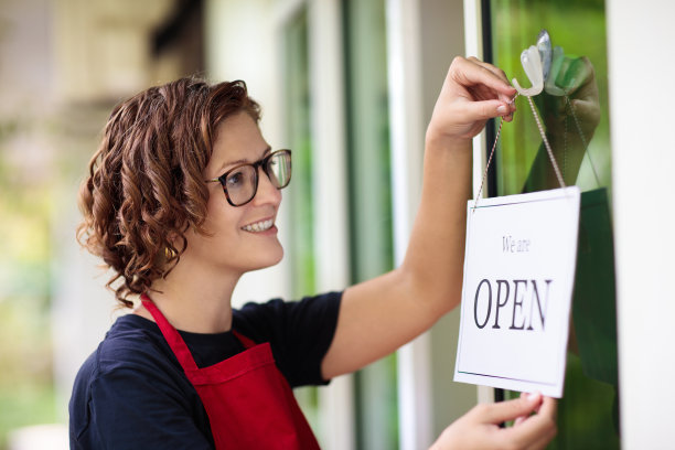 咖啡馆开张第一天。开门标志。图片下载