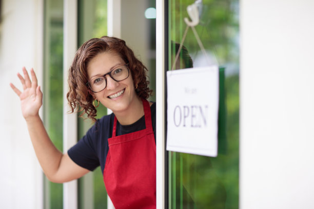 咖啡馆开张第一天。开门标志。图片下载