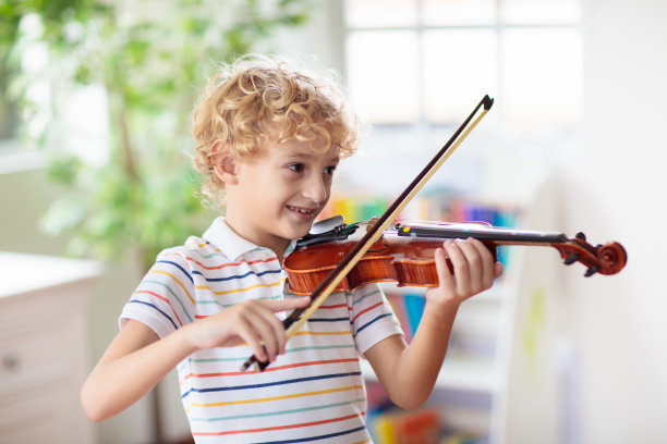 孩子拉小提琴。远程学习。图片下载