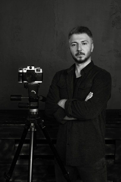 摄影师年轻男模的肖像图片下载