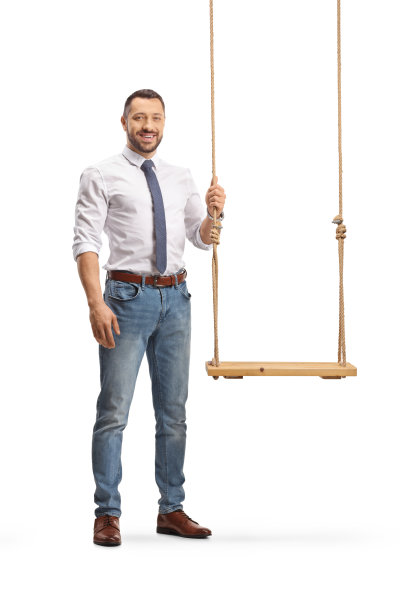 一个男人站在一个空的木秋千旁边的全身画像图片下载