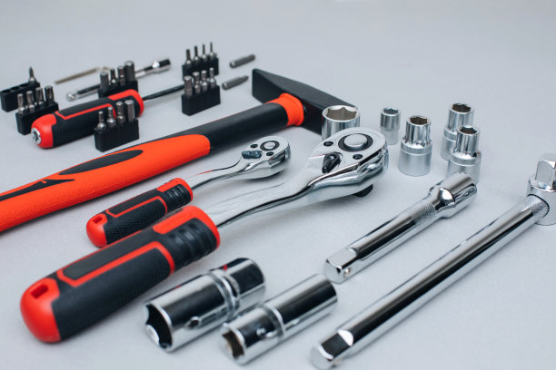 一套工作工具，一把锤子，一把螺丝刀，灰色混凝土背景上的回答插座图片下载