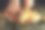 晚餐前由厨师亲手将美味的新鲜面包或卡拉什切片。健康食品或熟食概念图片下载