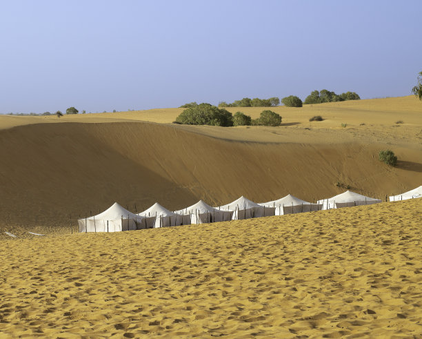 龙浦沙漠的沙丘，靠近圣路易斯，塞内加尔日落时分图片下载