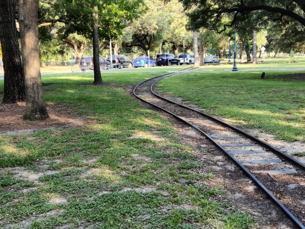 德克萨斯州休斯顿赫尔曼公园的微型火车轨道图片下载