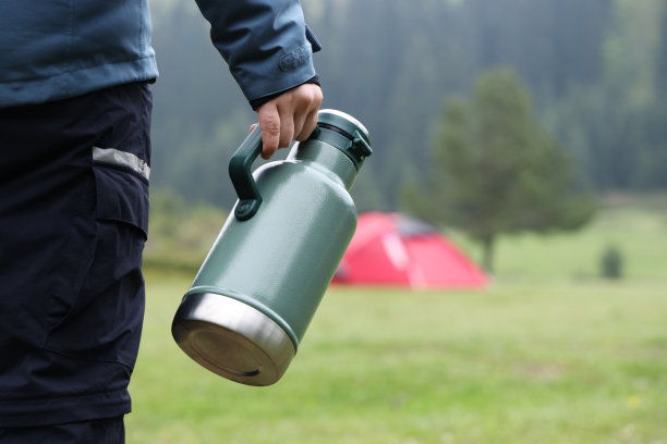 拿着绿色保温瓶的人图片下载