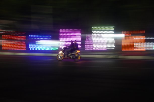 夜间交通中摩托车运动模糊图片下载