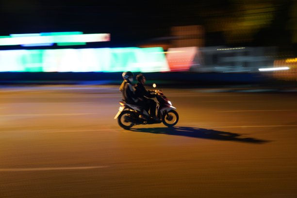 夜间交通中摩托车运动模糊图片下载