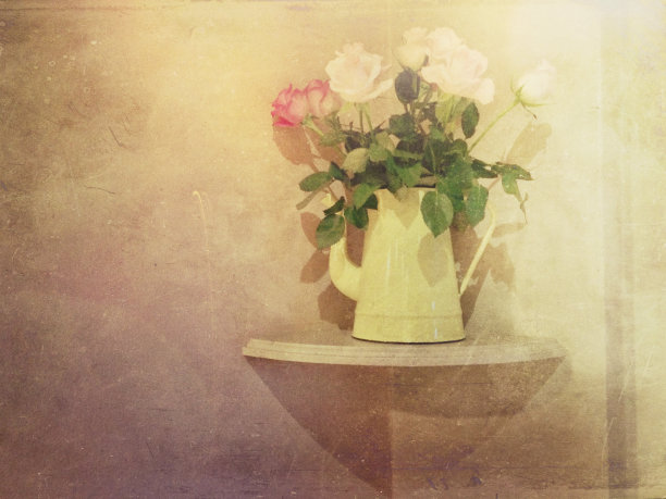 木制架子上有玫瑰花的复古水壶图片下载