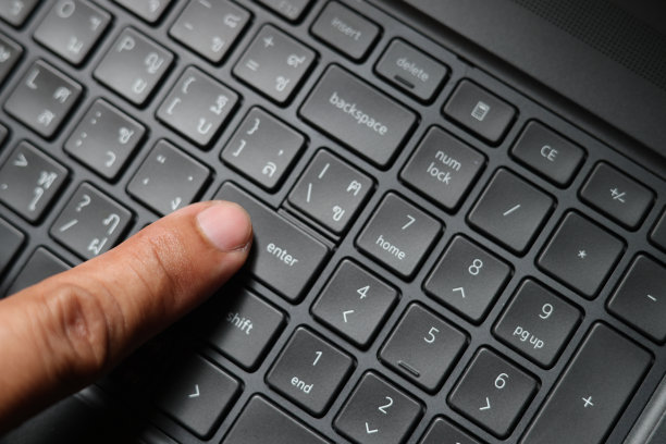 商人的手指操作键盘，按键盘上的Enter键，手指用电脑键盘，老人的手指操作电脑键盘图片下载