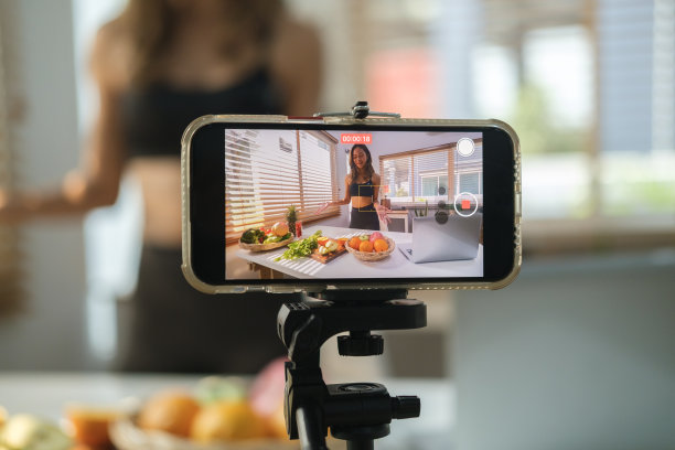 智能手机屏幕录制家庭健康营养视频内容。视频博客和自由职业的概念。图片下载
