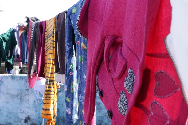 衣服在屋顶上晾干。图片下载