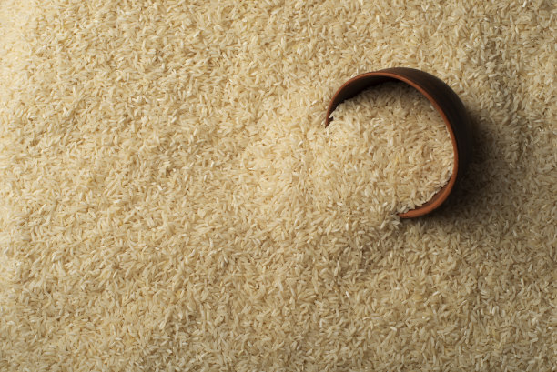 米和粘土碗背景与复制空间图片下载