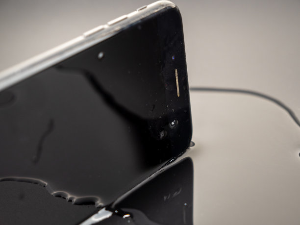 水洒在了智能手机上。智能手机掉进水里了。图片下载