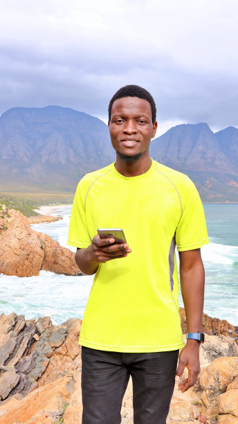 年轻的非洲黑人男子使用手机和智能手表图片下载