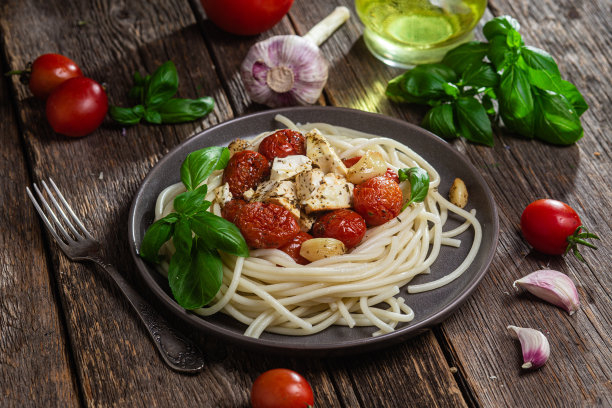 意大利面食。意大利面配烤羊乳酪和西红柿放在碗里图片下载