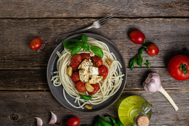 意大利面食。意大利面配烤羊乳酪和西红柿放在碗里图片下载
