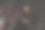 13-14岁的时尚少女模特的肖像，蒸汽朋克形象，穿着黑色连衣裙，看着别处。十几岁的女演员在工业室内摆姿势的照片。冒险的概念。复制广告文本空间图片下载