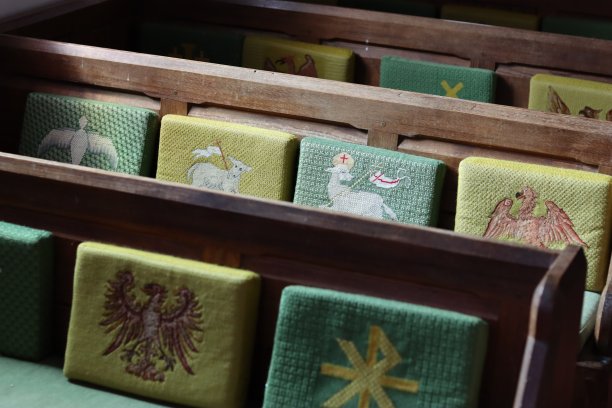 木制的教堂长凳上有跪着的坐垫图片下载