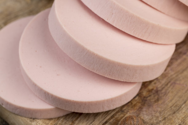 美味的新鲜煮香肠放在砧板上图片下载