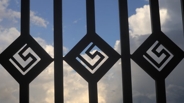 铁栅栏的剪影。图片下载