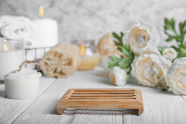 站在产品的讲台上。自然浴室背景。图片下载