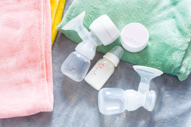 吸奶器和奶瓶，新生儿用吸奶器和奶瓶，有毯子背景图片下载