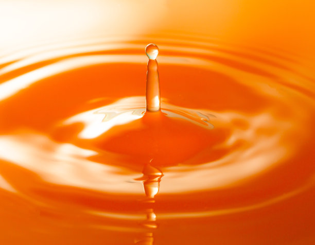 宏橙滴，宏橙水滴的质地，落在橙水中带飞溅，几滴橙汁后的波浪。图片下载