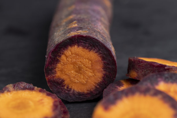 切成片的紫橙色胡萝卜放在桌子上图片下载