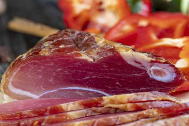 餐桌上的红猪肉干图片下载