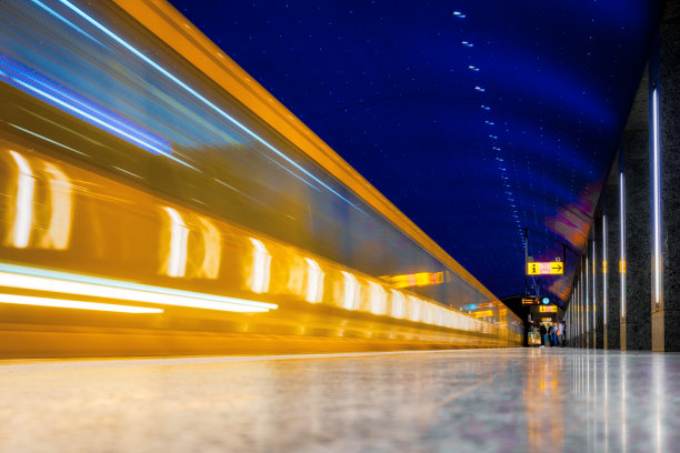 黄色地铁列车进入柏林车站图片下载