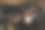 健身女性在健身房用大杠铃做运动。女性在做大杠铃运动时努力。图片下载