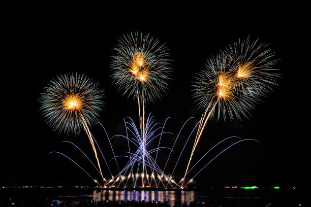 泰国芭堤雅，美丽多彩的烟花夜景拍摄于芭堤雅国际烟花节和剪影旅游团的人们拍摄和记录烟花表演的照片图片下载