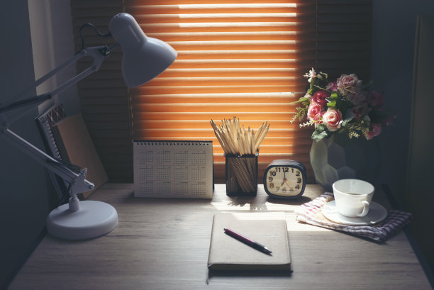 日程，计划书，日历，一杯咖啡，铅笔和时钟放在商务办公室的桌子上。日记，供组织者计划时间表，日常约会和管理工作。图片下载