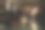 健身女性在健身房里举哑铃跪在板凳上，体现运动、生活方式和健康理念图片下载