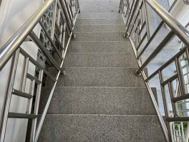 优雅优雅:干净的银色大理石楼梯与闪亮的铁支撑栏杆图片下载