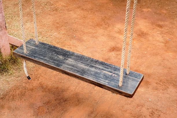这幅画展示了一个实木制成的秋千，用来作为孩子们的游乐场。图片下载