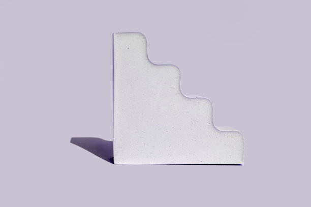 裙台呈阶梯状，半圆形几何形式为产品广告。紫色的背景。陈列柜。现代抽象底座显示化妆品，肥皂，物品的介绍。最小设计平台图片下载