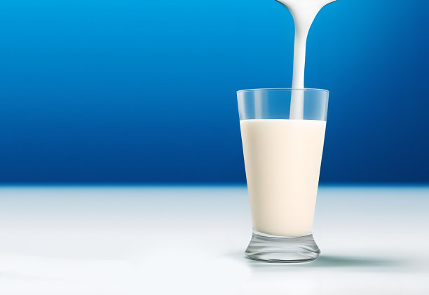 杯子里的新鲜牛奶，蓝色背景图片下载
