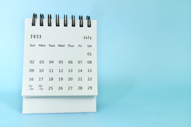 2023年7月台历的选择性焦点，蓝色背景和副本空间。图片下载