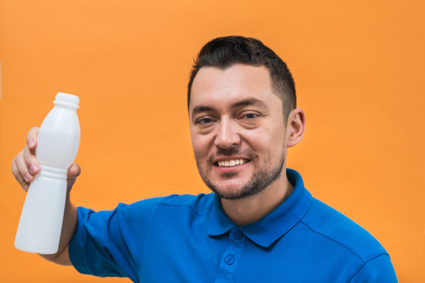 橙底酸奶或牛奶的帅哥。模拟复制空间图片下载