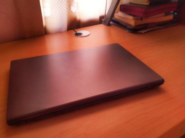 笔记本电脑在办公室的桌子上图片下载