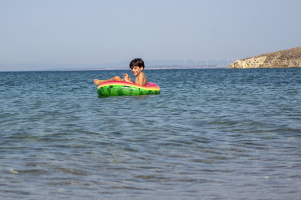 男孩在充气圈里游泳，玩得很开心图片下载