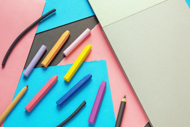 速写本，彩色纸和彩色蜡笔，铅笔，木炭。文本或图像的空闲空间图片下载