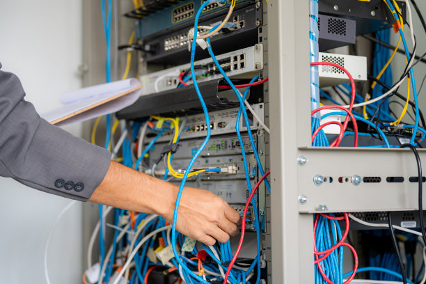 IT管理员技术人员在服务器室做记录和监控网络系统。图片下载