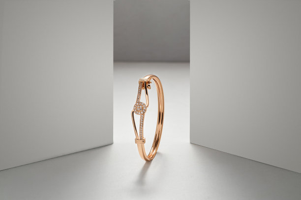 金色手镯的顶部视图在白色戏剧性的背景与复制空间图片下载